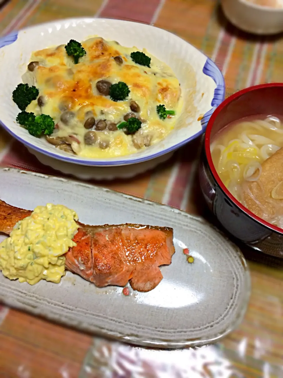 Snapdishの料理写真:手作りホワイトソースグラタン風☆  鮭のバター焼きタルタル添え☆  うどん☆|Naaさん