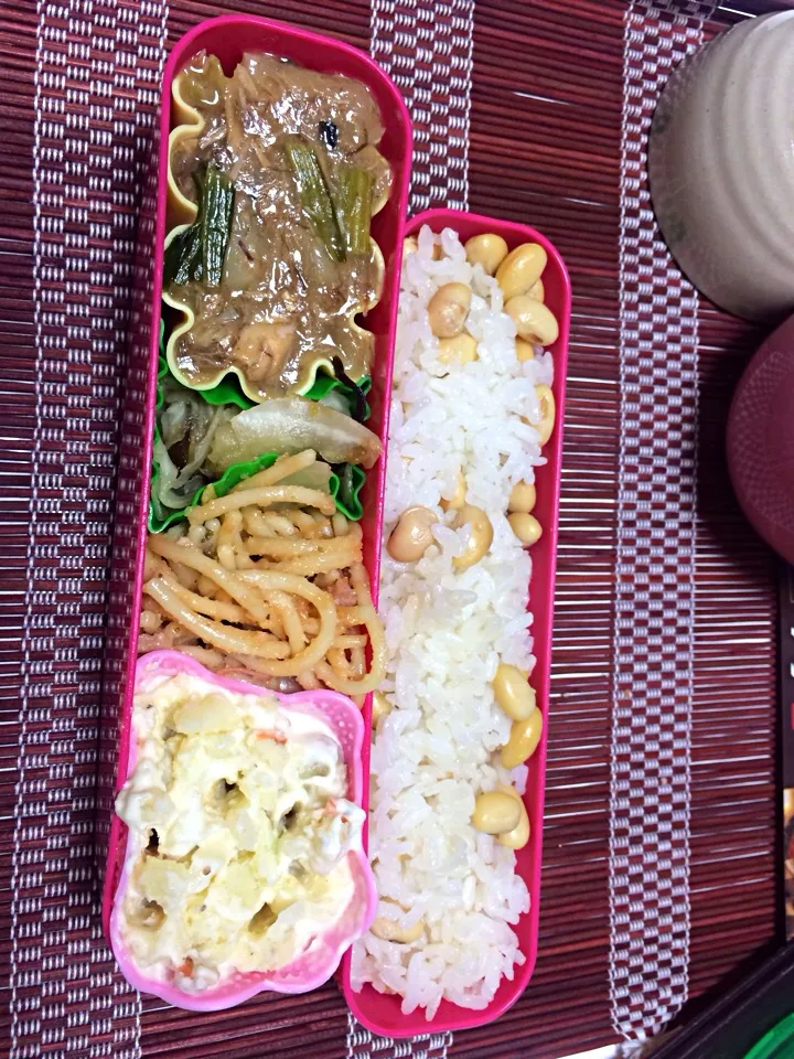 Snapdishの料理写真:お弁当 (味噌鯖缶のそぼろあんとカブの塩昆布の柚子胡椒和えとベーコンパスタとポテサラ)|ここあさん