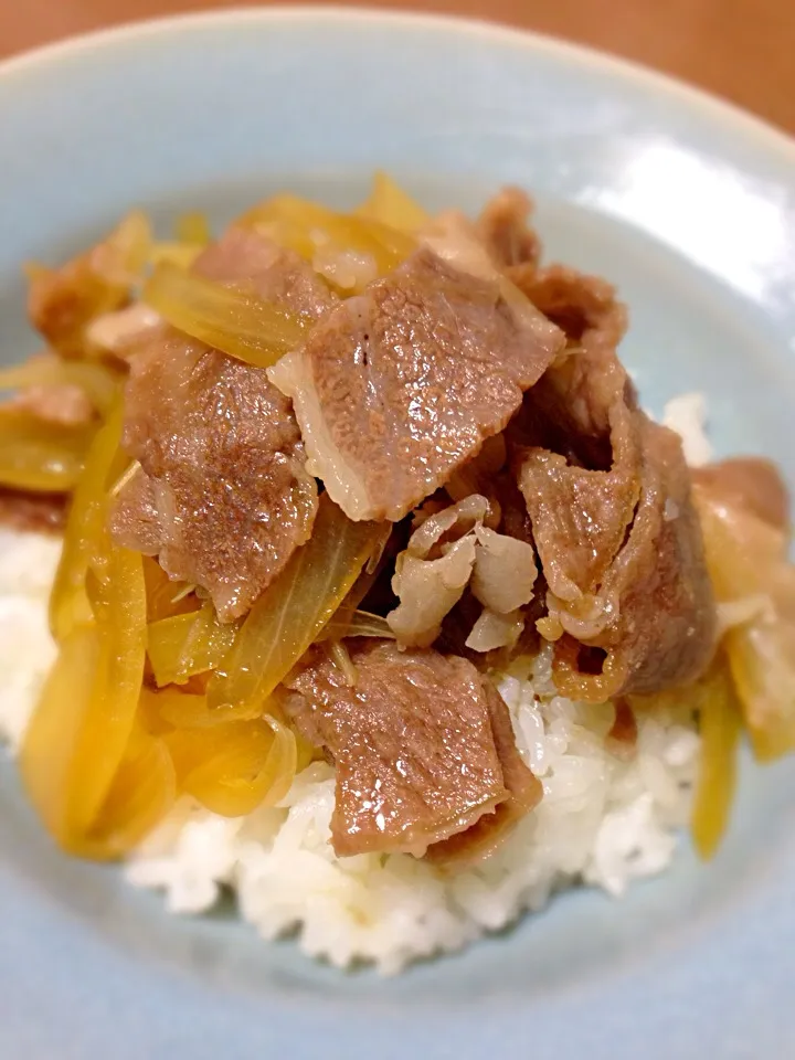 Snapdishの料理写真:松阪牛A5ランクの贅沢な牛丼有機米のご飯で|Kashiwa Aiさん