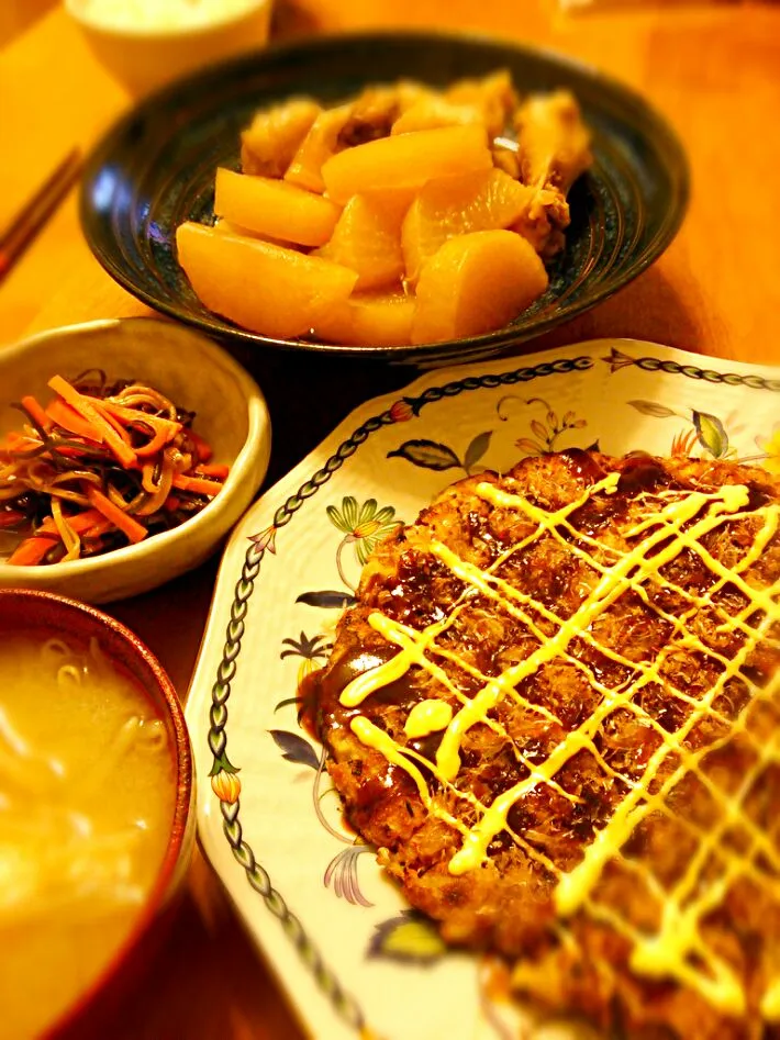 大根と鳥手羽の煮物～  すりおろし蓮根のお好み焼き風～  モヤシと油揚げの味噌汁～  いかニンジン～|ゆりっぺさん