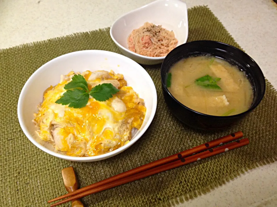 親子丼、味噌汁、白滝明太子和え|ゆうかさん