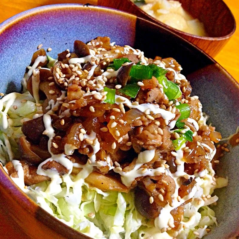 豚肉とシメジの甘辛炒めキャベツのっけ丼|カウンター嬢さん