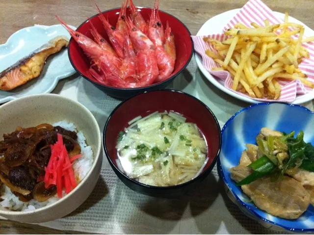 カルビ焼肉丼・甘えび刺身・胸肉とネギの焼きびたし・ポテトフライ・時鮭・油揚げエノキ味噌汁|まーままさん