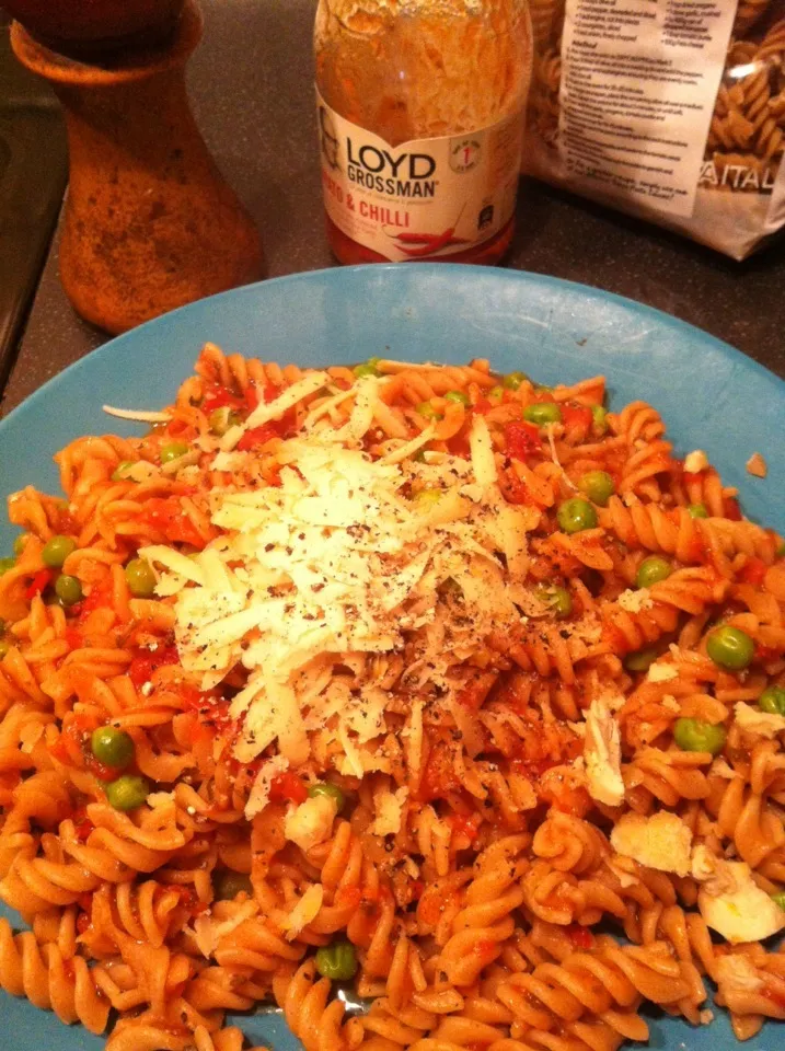 Tomato & chilli pasta w/ grated vegan cheese|Nick Hiderさん