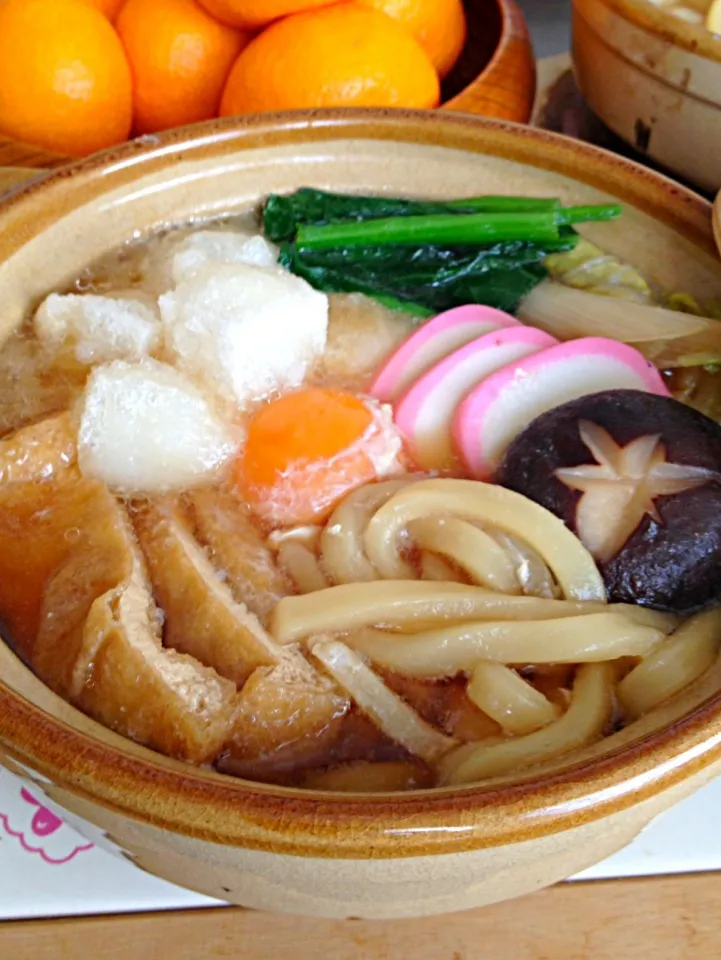 鍋焼き力うどんです。揚げ餅に熱々お出汁がじゅわ〜ん♪身体も心もほかほかです☆|ゆんゆんゅんさん