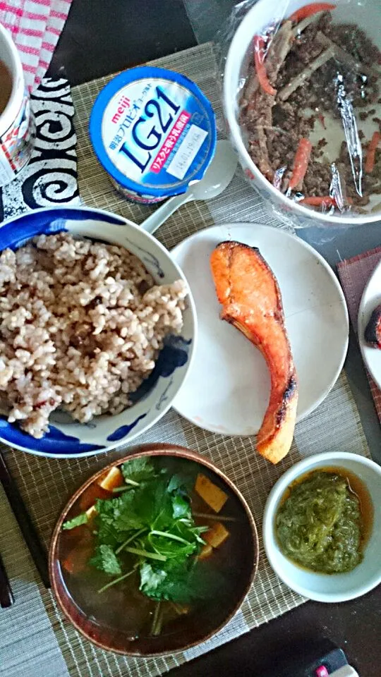 鮭の塩焼き＆めかぶ＆豆腐と三つ葉の味噌汁|まぐろさん