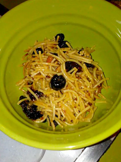 Pasta aglio olio with sundried tomatoes, olives, capers, tons of garlic, and pine nuts.|Polly Gelfusoさん