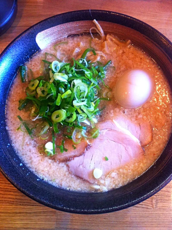 Snapdishの料理写真:味玉らぁめん醤油味（細麺）
麺柔らか目、背脂多め、一味多め@らぁめん 想縁（上尾）|Kazuya Miyukiさん