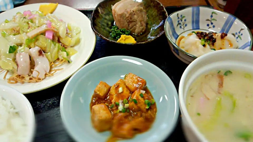 特別定食(小皿うどん、スープ、角煮、水餃子、麻婆豆腐)|kunio fukayaさん