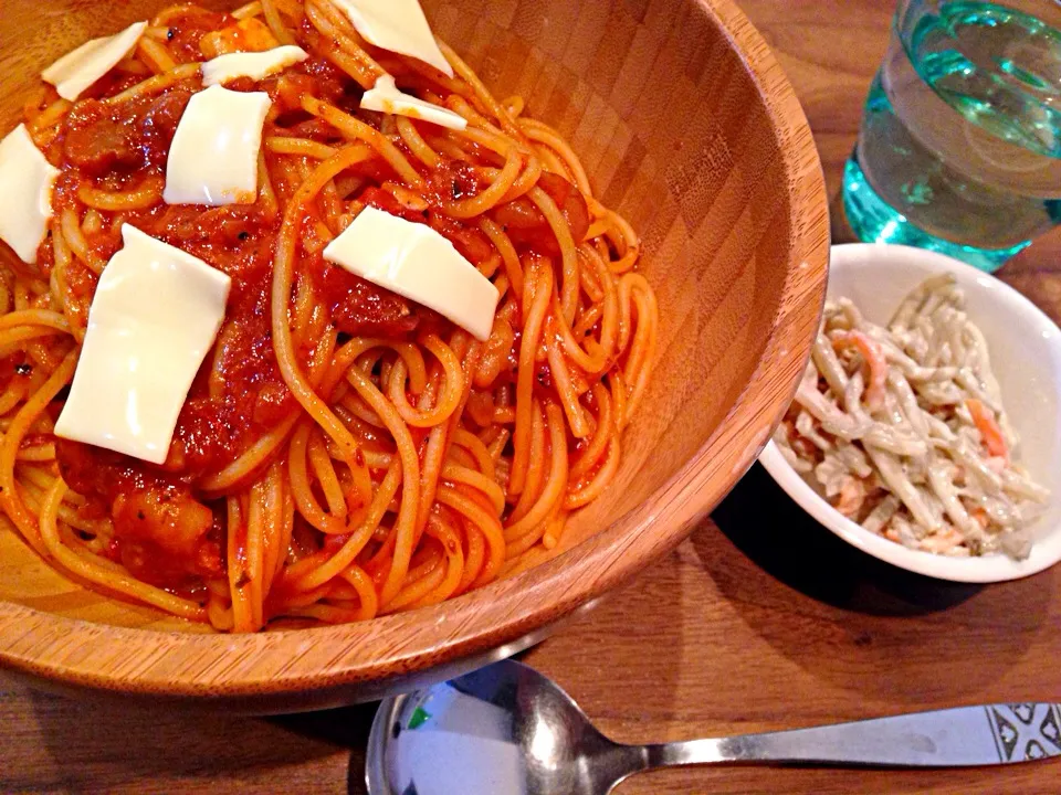 Snapdishの料理写真:海の幸のトマトソースパスタ&ごぼうサラダ|piton810さん