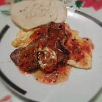 filete y tortilla de huevo con salsa roja|Enrique Herzoさん