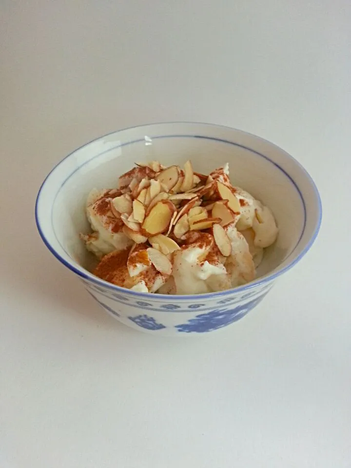 yogurt, cinnamon, almonds|Melissa Mackeyさん