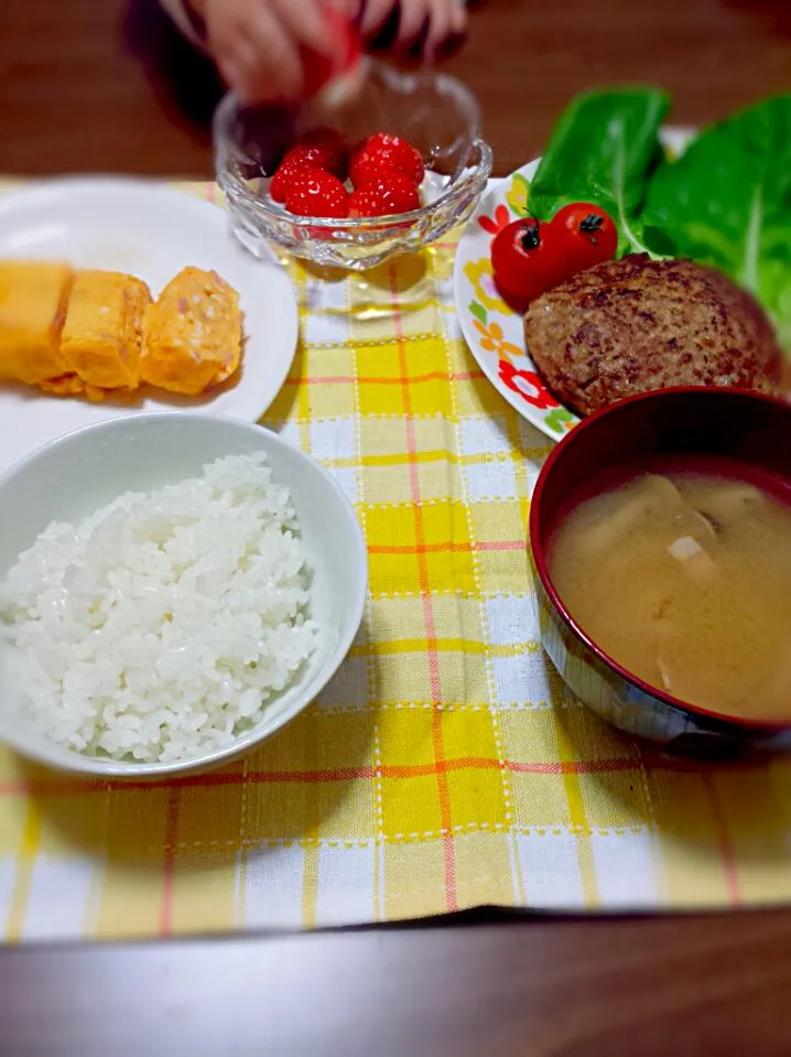 ハンバーグ
ベーコン入りたまごやき
味噌汁
いちご|さやさん