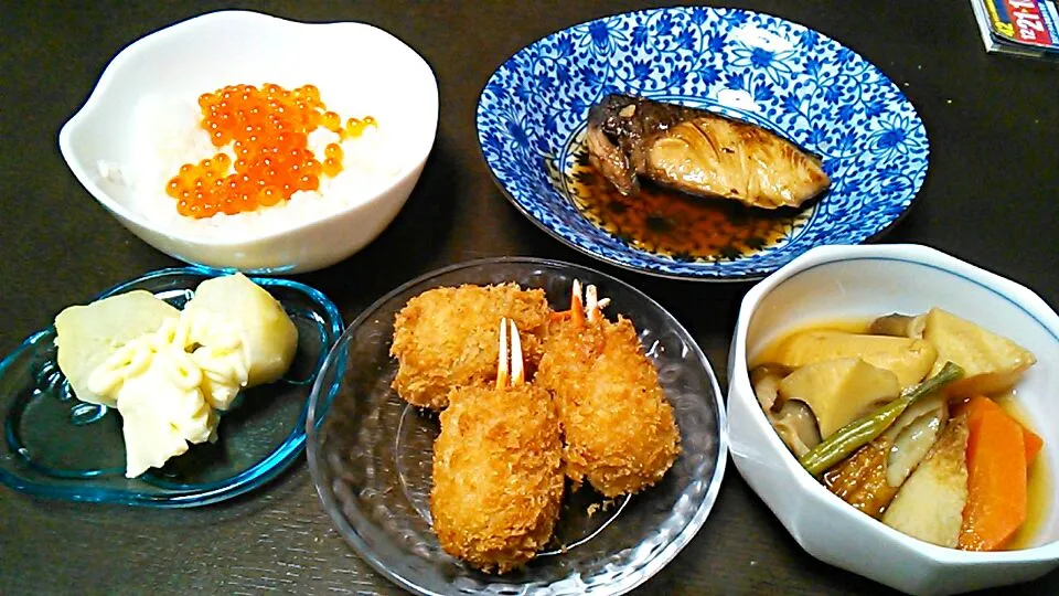 業務用スーパーのカニ爪フライとブリの照り焼きと煮物とじゃがバターといくらご飯|のりこさん