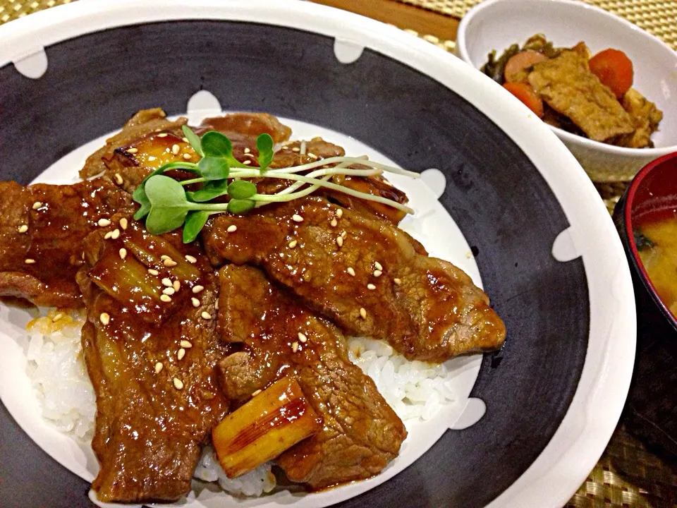 焼肉カルビ丼〜❗️😋が今日の晩ご飯〜❗️|みほままこさん