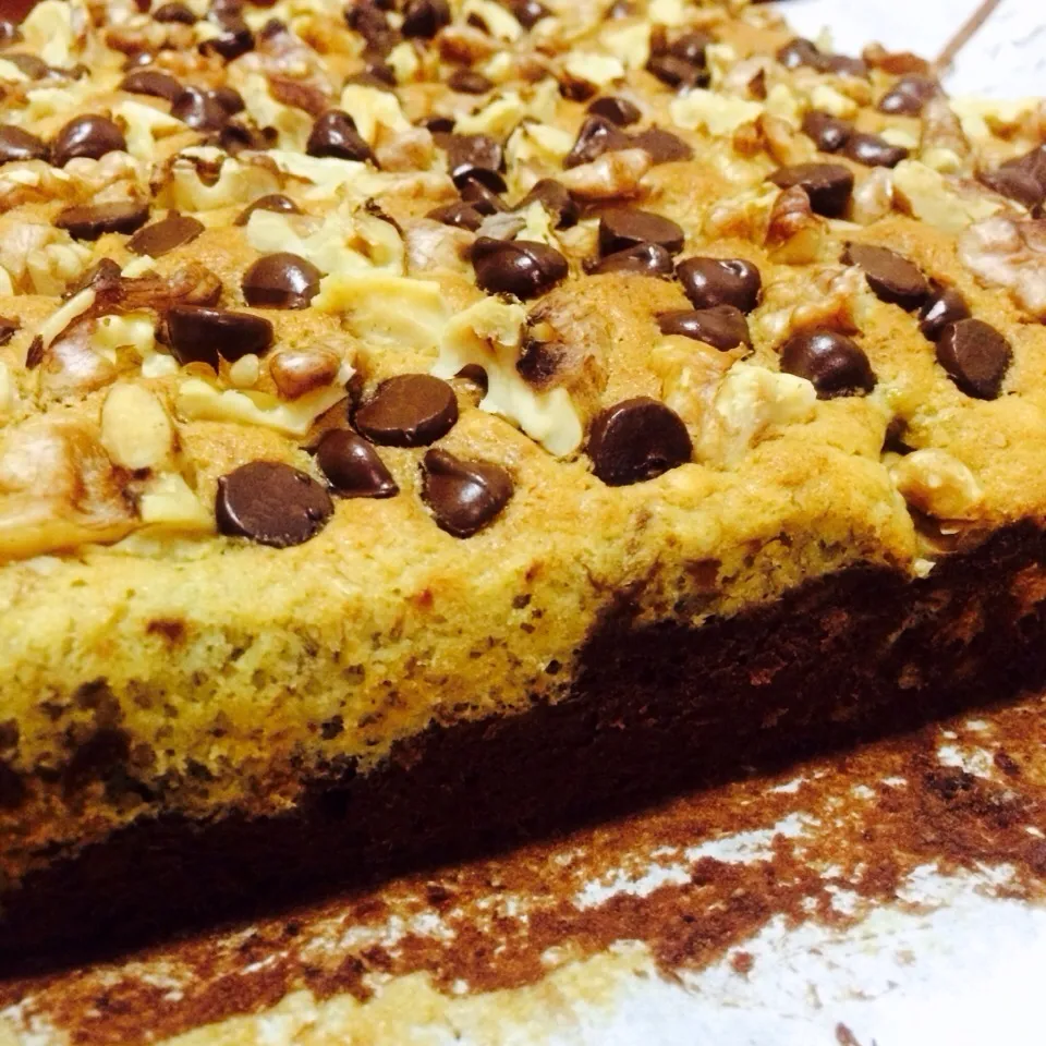 Snapdishの料理写真:Chocolate-bottom banana cake. Topped with chunky walnuts and lotsa choc chips.|Trish Wongさん