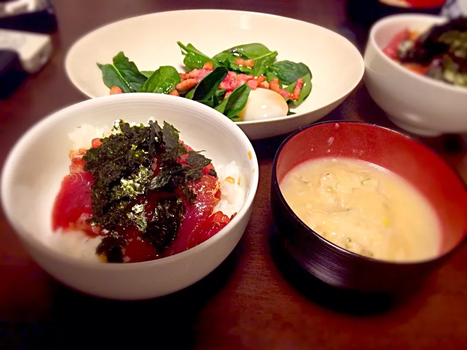 マグロの漬け丼、大和芋鶏団子汁、ほうれん草のサラダ|石垣 月さん