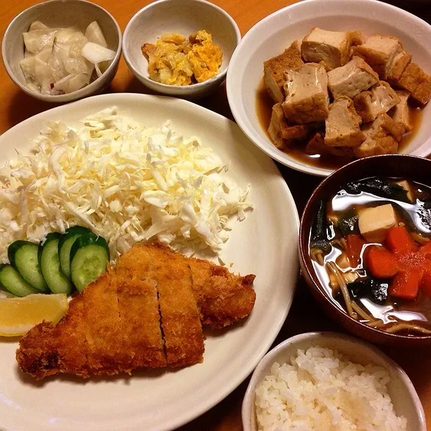 今日の晩ご飯。トンカツ、厚揚げの甘辛煮、カブの甘酢漬けなど。|chacoさん