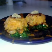 shrip and grits cakes on a bed of spicy kale|ryan goldenさん