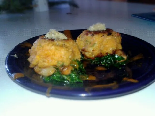 shrip and grits cakes on a bed of spicy kale|ryan goldenさん