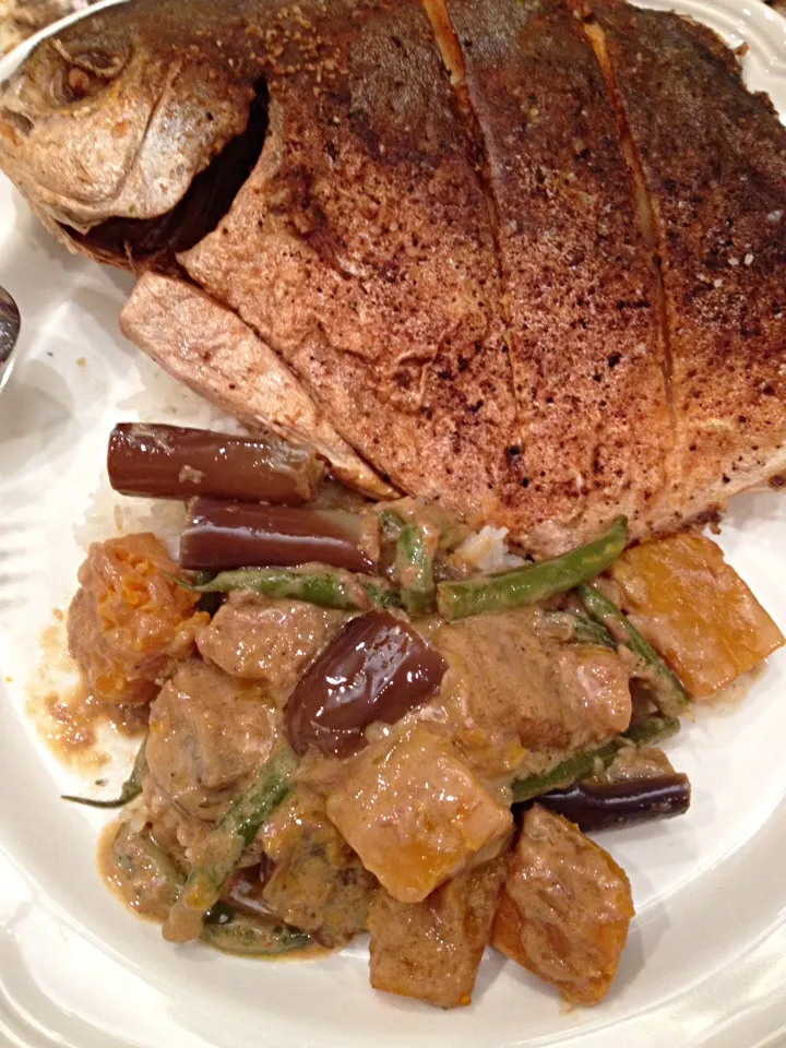 Pan-fried Pompano with kabocha squash, eggplant and green beans in coconut milk flavored with bagoong. Ayayay!|Emmie Pizarroさん