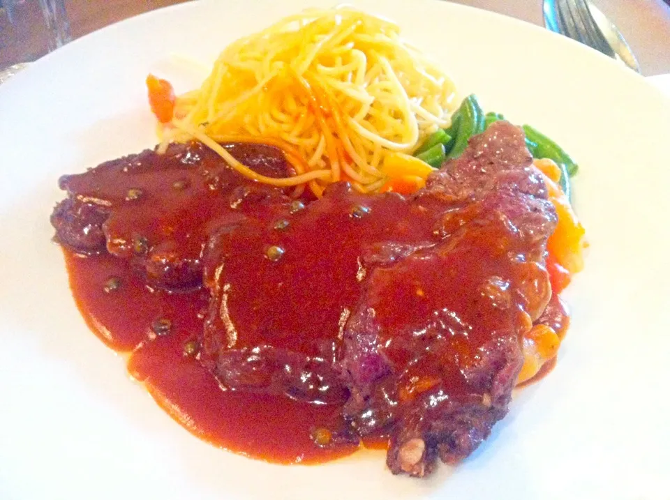 Grilled rib-eye with green pepper red wine sauce|skyblueさん