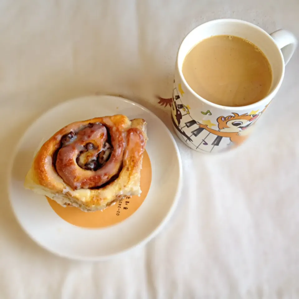 Snapdishの料理写真:Cinnamon Rolls and Caf'e au Lait|麻糬さん