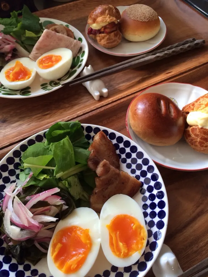 イチゴのシュークリームと木村屋のあんパン、ゆで卵・ソーセージとかチャーシューとか＆サラダ|charさん