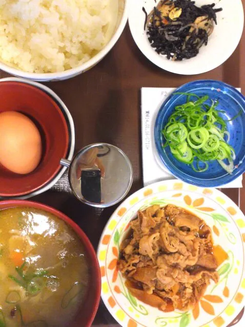 納豆たまごかけご飯。豚汁。牛皿。朝から満腹|hisashiさん