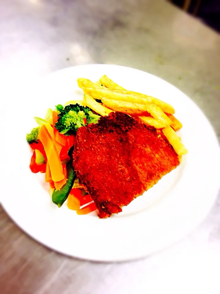 Chicken schnitzel & chips|kazuko Tsujiさん