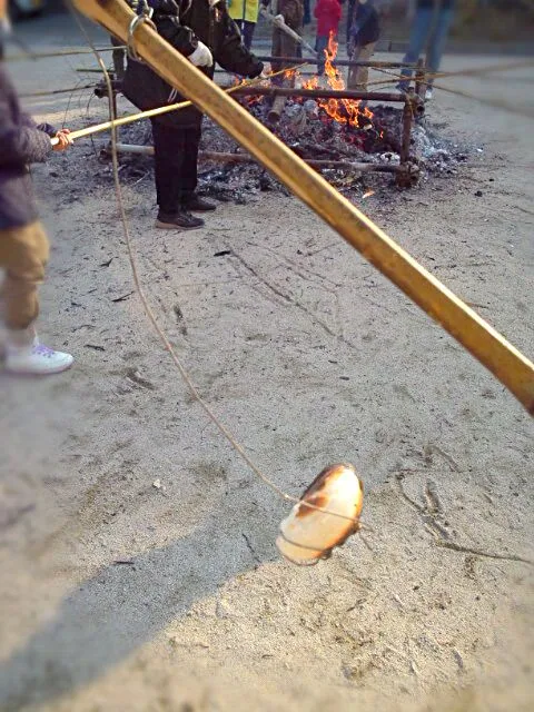 お餅焼いて食べます！どんど焼きにて|うさかめさん