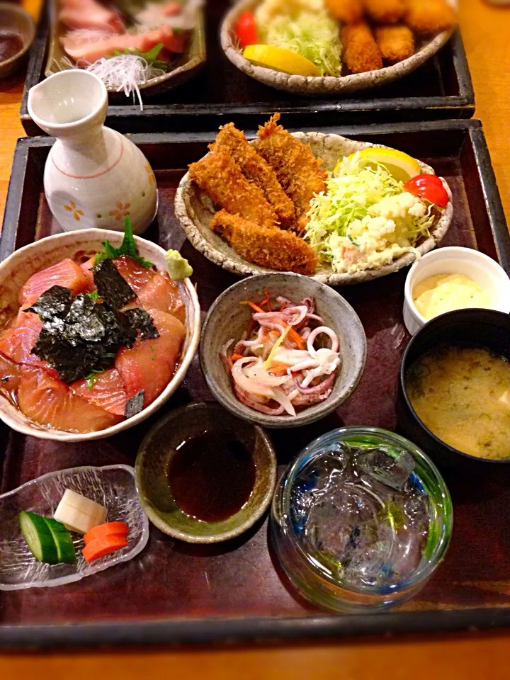 Snapdishの料理写真:鯵のフライとマグロ丼定食、黒霧島のロックでいただきまーす♪|ASuzukiさん