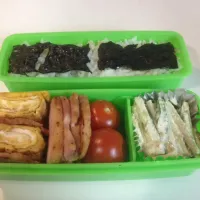 三学期初日の数日前。始業式は給食なしなので弁当。出汁醤油の海苔弁、玉子焼き鶏ガラ味、ベーコンソテー、ミニトマト、胡瓜の胡麻マヨ和え。|Safty Foodsさん