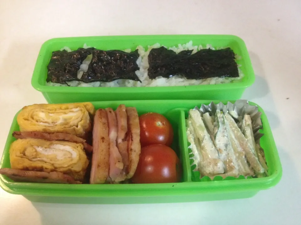 Snapdishの料理写真:三学期初日の数日前。始業式は給食なしなので弁当。出汁醤油の海苔弁、玉子焼き鶏ガラ味、ベーコンソテー、ミニトマト、胡瓜の胡麻マヨ和え。|Safty Foodsさん