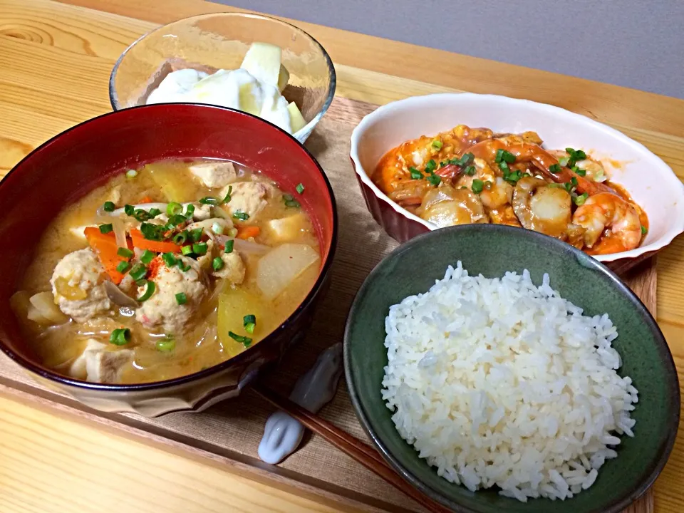 具だくさんお味噌汁にご飯、ふわふわ卵入りエビホタテチリ|Uemura Koshiさん