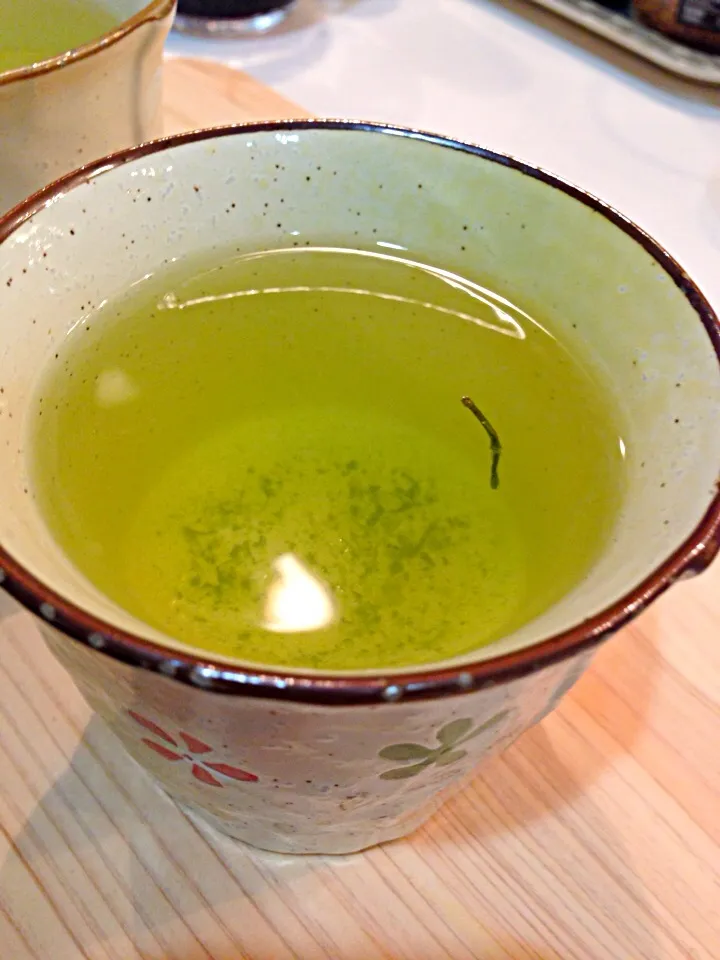 お汁粉後のお茶になんと茶柱‼︎いい事ありそうな予感♪|suzukaさん