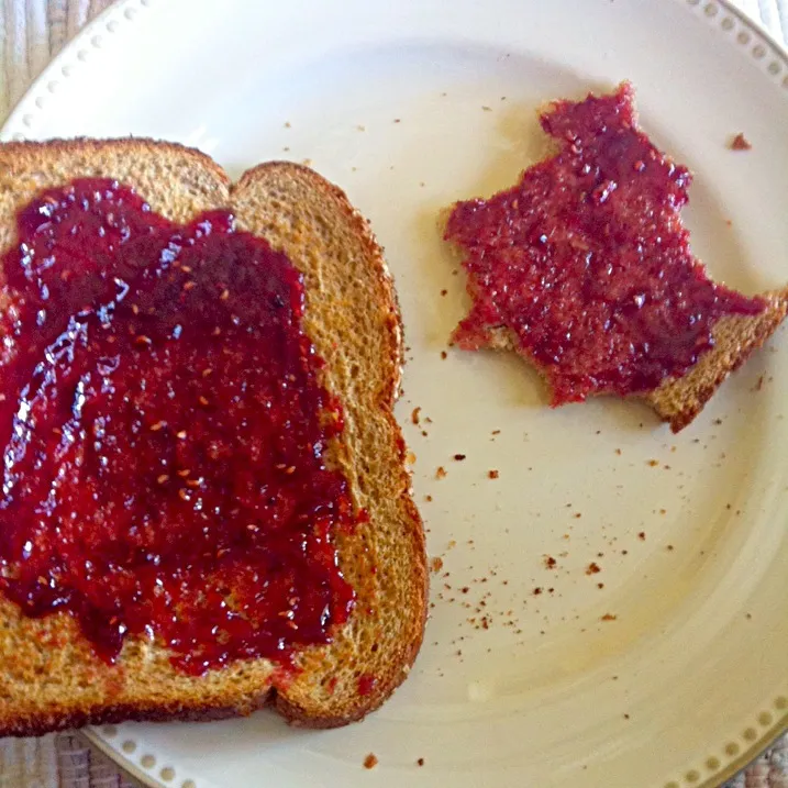 wheat toast with raspberry jam|Whitney Kinnisonさん