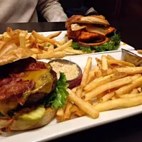 Snapdishの料理写真:Pretzel Bacon Cheeseburger|Kasie Chapinさん