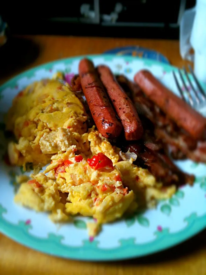 Scramble cheese eggs with bacon and sausages|Basanti Garibaさん