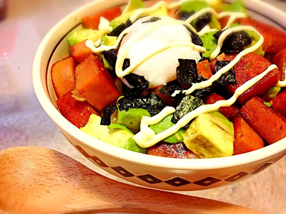 スパムとアボカドのピリ辛たれ丼|ちひろさん