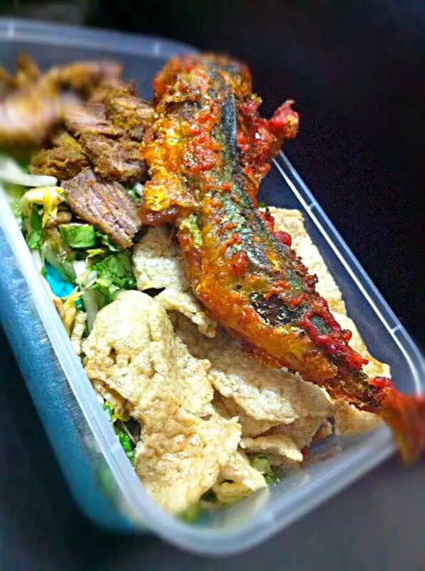 take away rice salad with beef and fish tempura|Marrigorri Kitchenさん