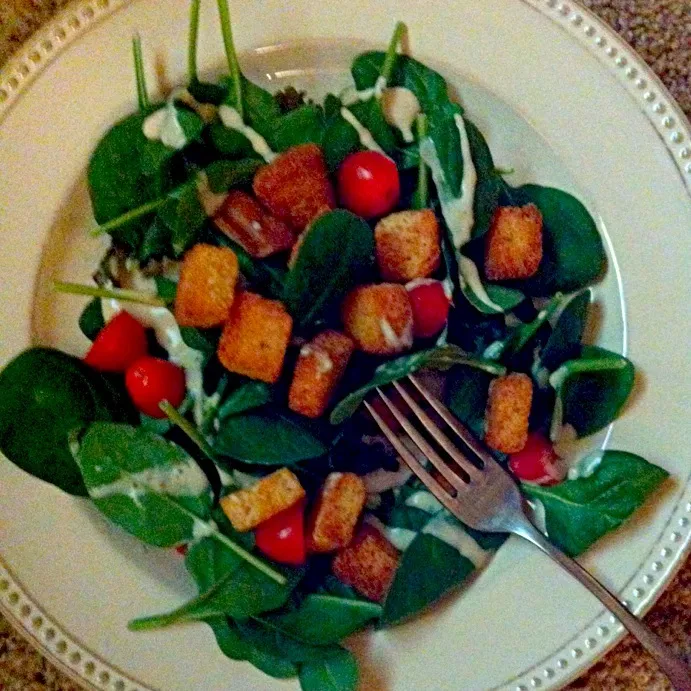 spinach, kale, tomato and crouton salad with Caesar dressing|Whitney Kinnisonさん