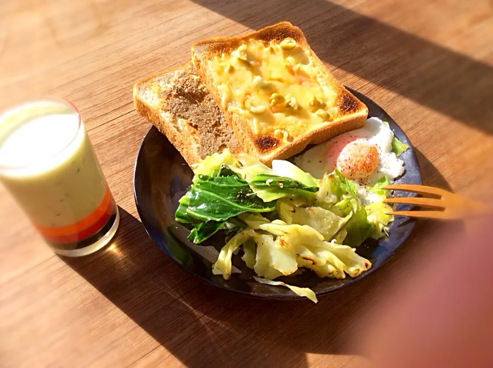 キャベツの蒸し焼きと二種のトーストと目玉焼きとキウイとバナナのスムージー|トキロックさん