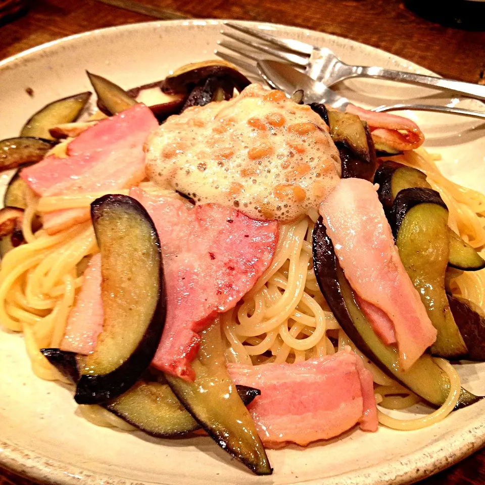 Snapdishの料理写真:ナスとベーコンの醤油バタースパゲティに納豆トッピング|hiroakiさん