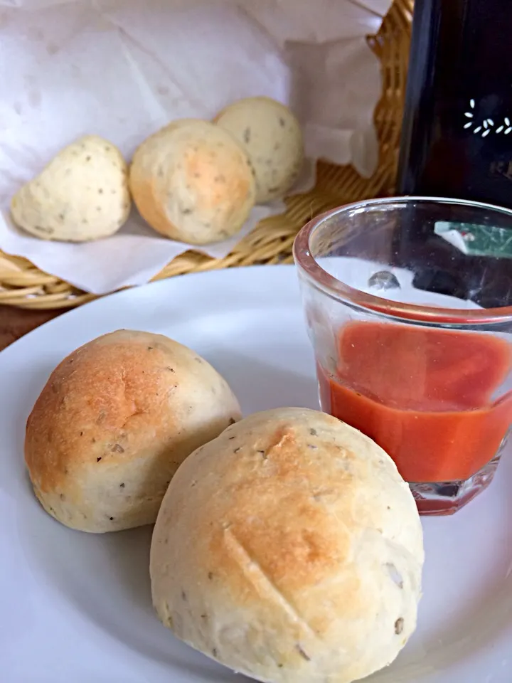 Soft herb bread roll with tomato dip|12Dragonさん