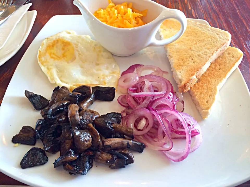 Mini Breakfast : Egg, mushroom, cheese and onion|Sergio Lacuevaさん