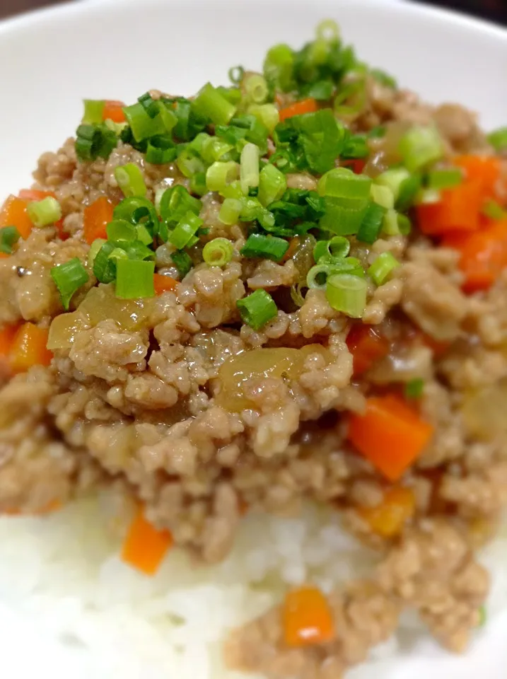 豚ひき肉と玉ねぎと人参のあんかけ丼|ちびさん