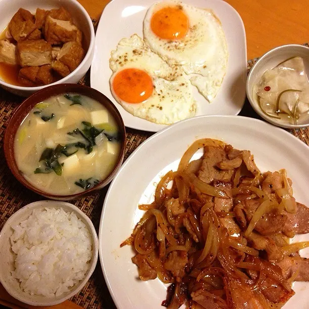 今日の晩ご飯は豚ロースのぴり辛炒め、目玉焼き、厚揚げの甘辛煮など|chacoさん