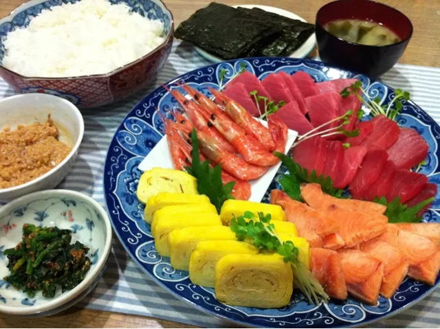 手巻き寿司〜マグロと鮭児ルイベと甘えび玉子焼き納豆・ほうれん草胡麻和え・大根ワカメ味噌汁|まーままさん