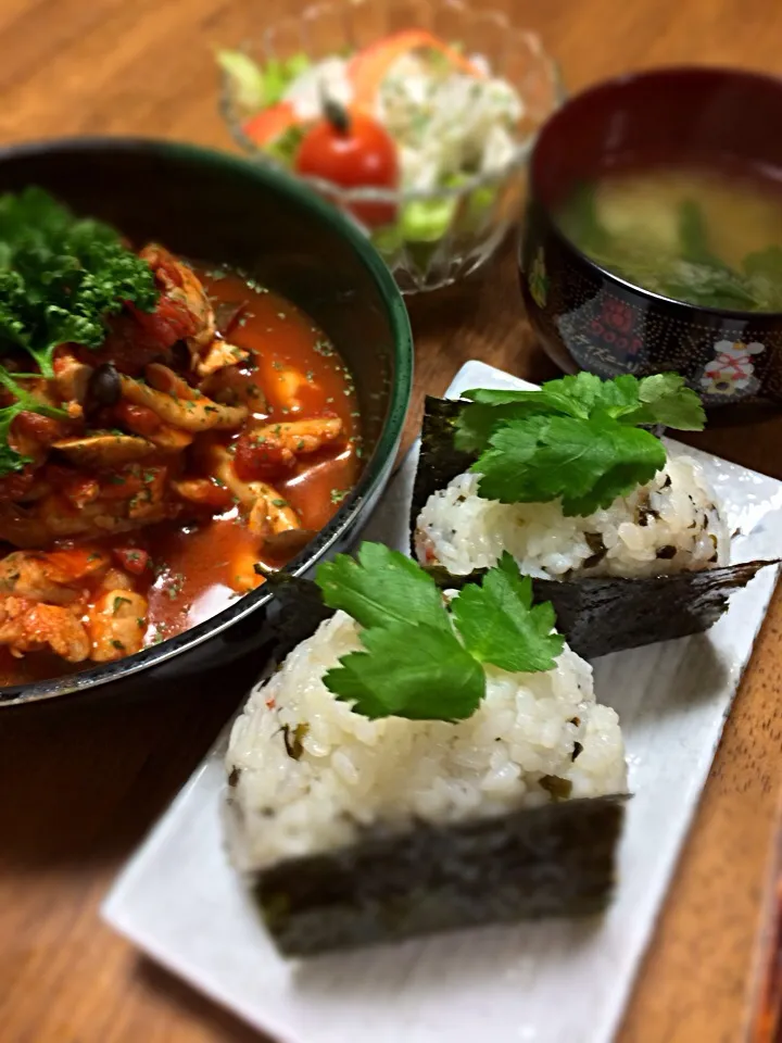 鳥肉のトマト煮 おにぎり 味噌汁|りなさん